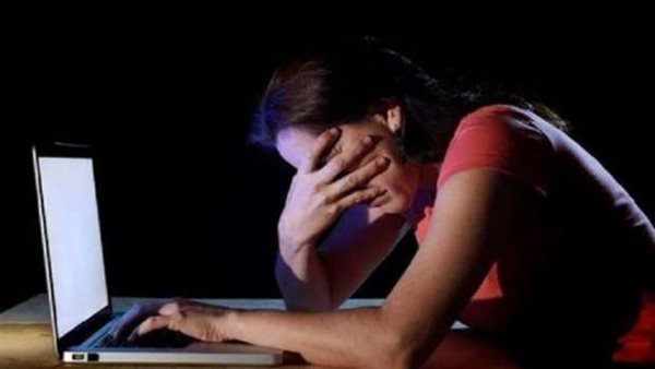 ابتزها بمقاطع فيديو وصور .. تفاصيل اتهام سائق بابتزاز سيدة بالقليوبية