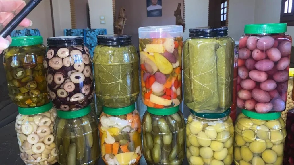 ضبط 4 أطنان مخللات غير صالحة للاستهلاك الآدمي بالقليوبية