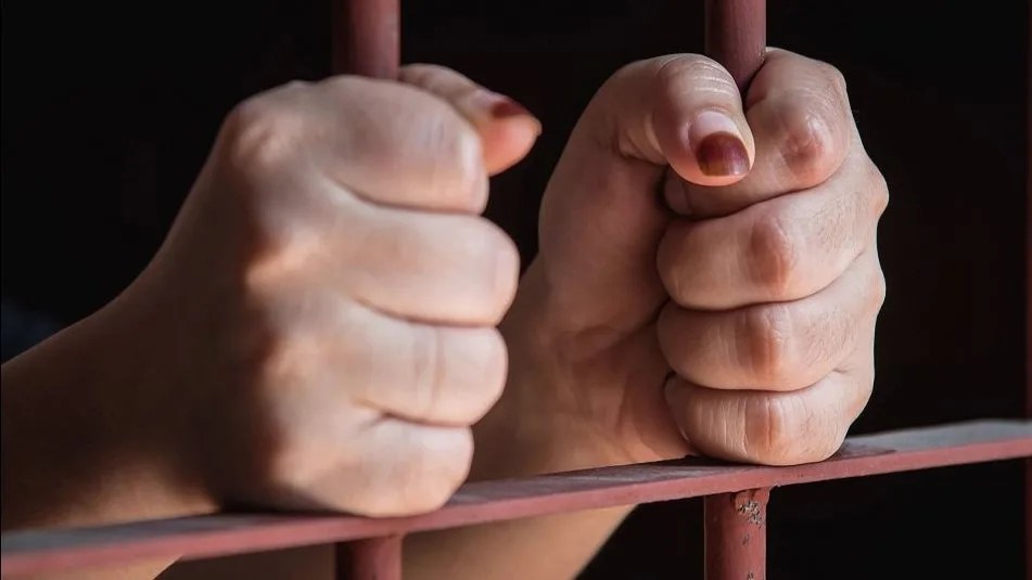 سيدة تقتل طفلها بتعذيبه حتى الموت والمحكمة تعاقبها