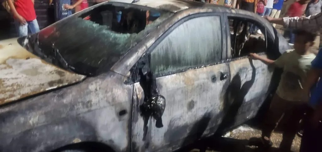 بسبب الألعاب النارية .. تفحم سيارة في مدينة بنها