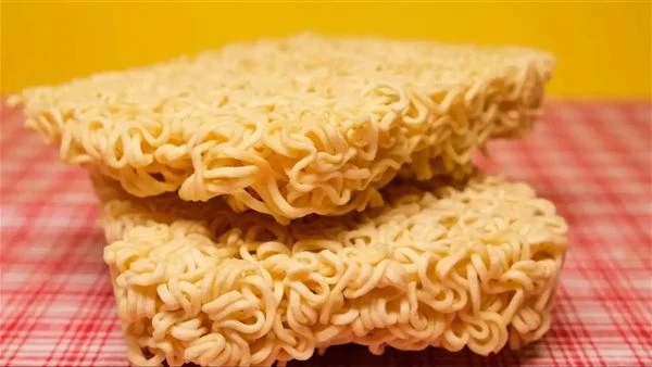 الإصابة بأمراض القلب والسكر .. مخاطر تناول الإندومي