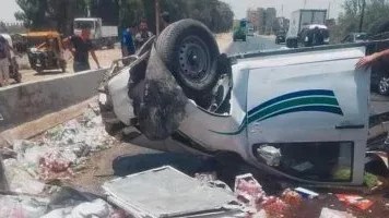 السيطرة على تعطل مروري بعد انقلاب سيارة محملة بجراكن تنر على الطريق الحر ببنها دون إصابات