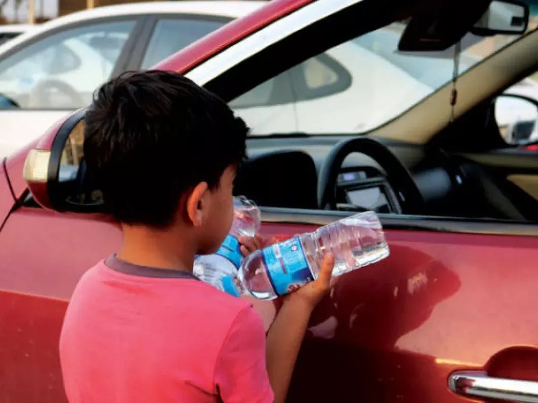 ضبط جدة تستغل حفيدها في التسول بعد تداول فيديو مثير على السوشيال ميديا بالقليوبية