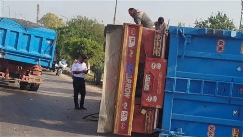 شلل مروري بطريق بنها الزراعي بعد انقلاب مقطورة زلط قبل كوبري قها دون إصابات
