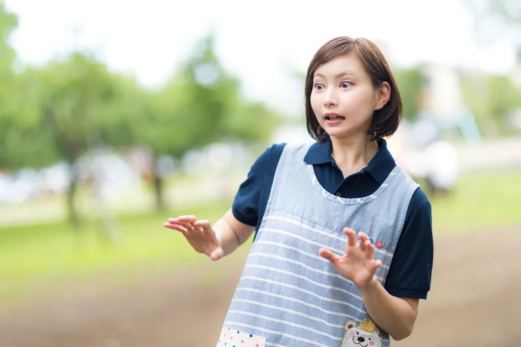 對浴缸沒有水龍頭感到驚訝的女子