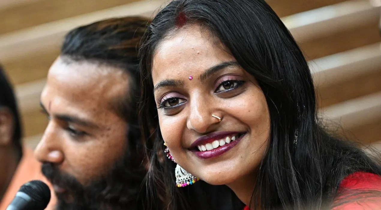 mahakumbh-viral-girl-monalisa-bhosale-indore-high-court-petition-marriage-controversy