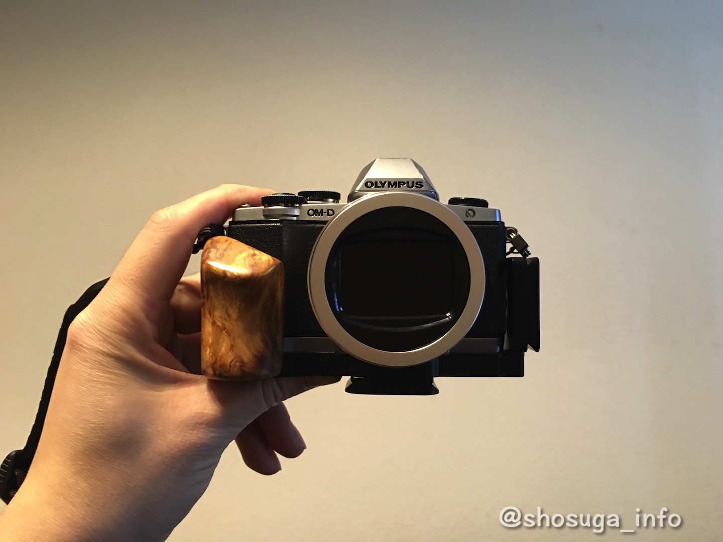 OM-D E-M10 ＋ 純正グリップ付き OM-D E-M10】焦点工房の木製グリップを買いました。 – 大きなひとりごと。