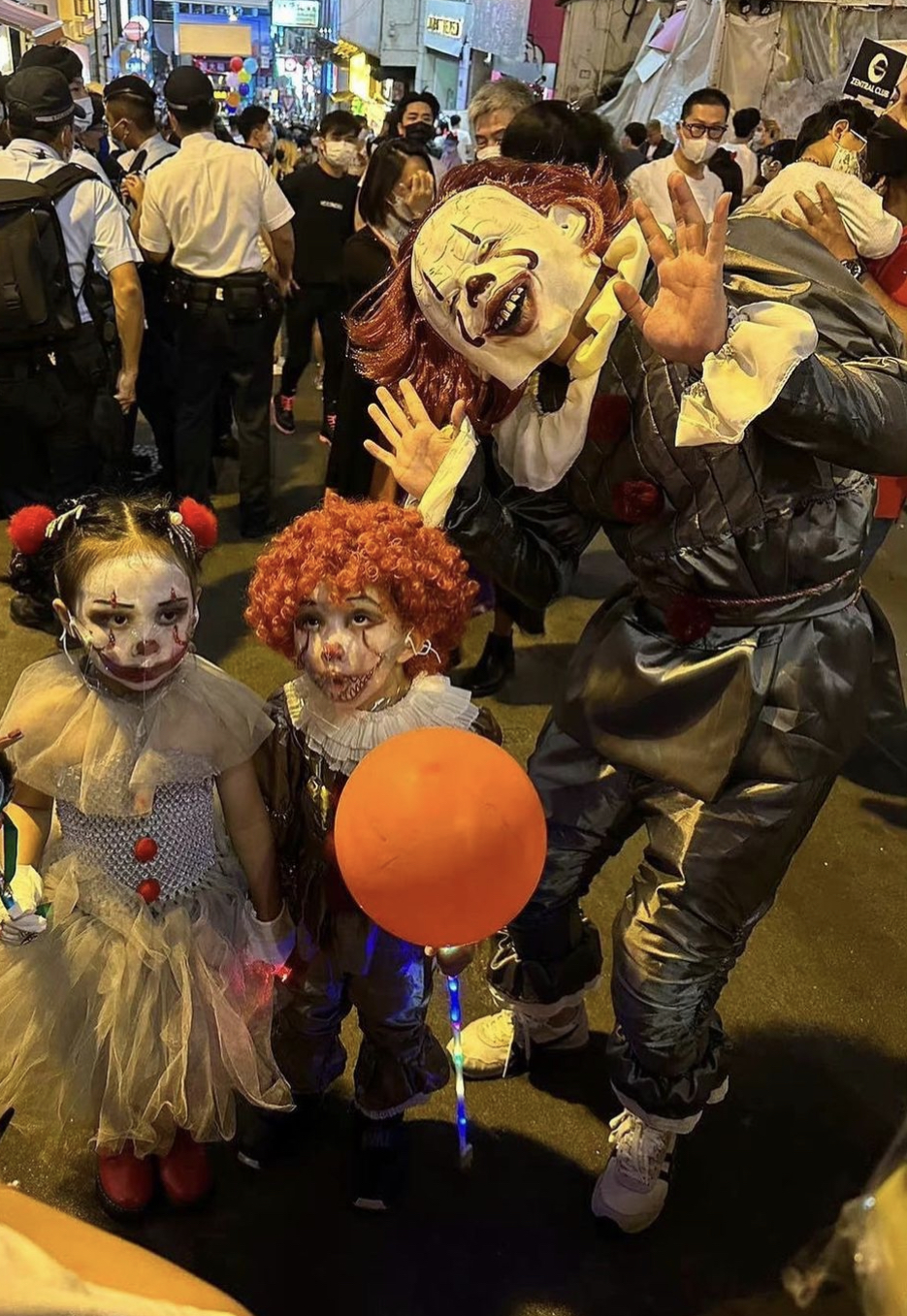 Some parents brought their children to Lan Kwai Fong to feel the Halloween atmosphere.(Photo: Christina,LAI)