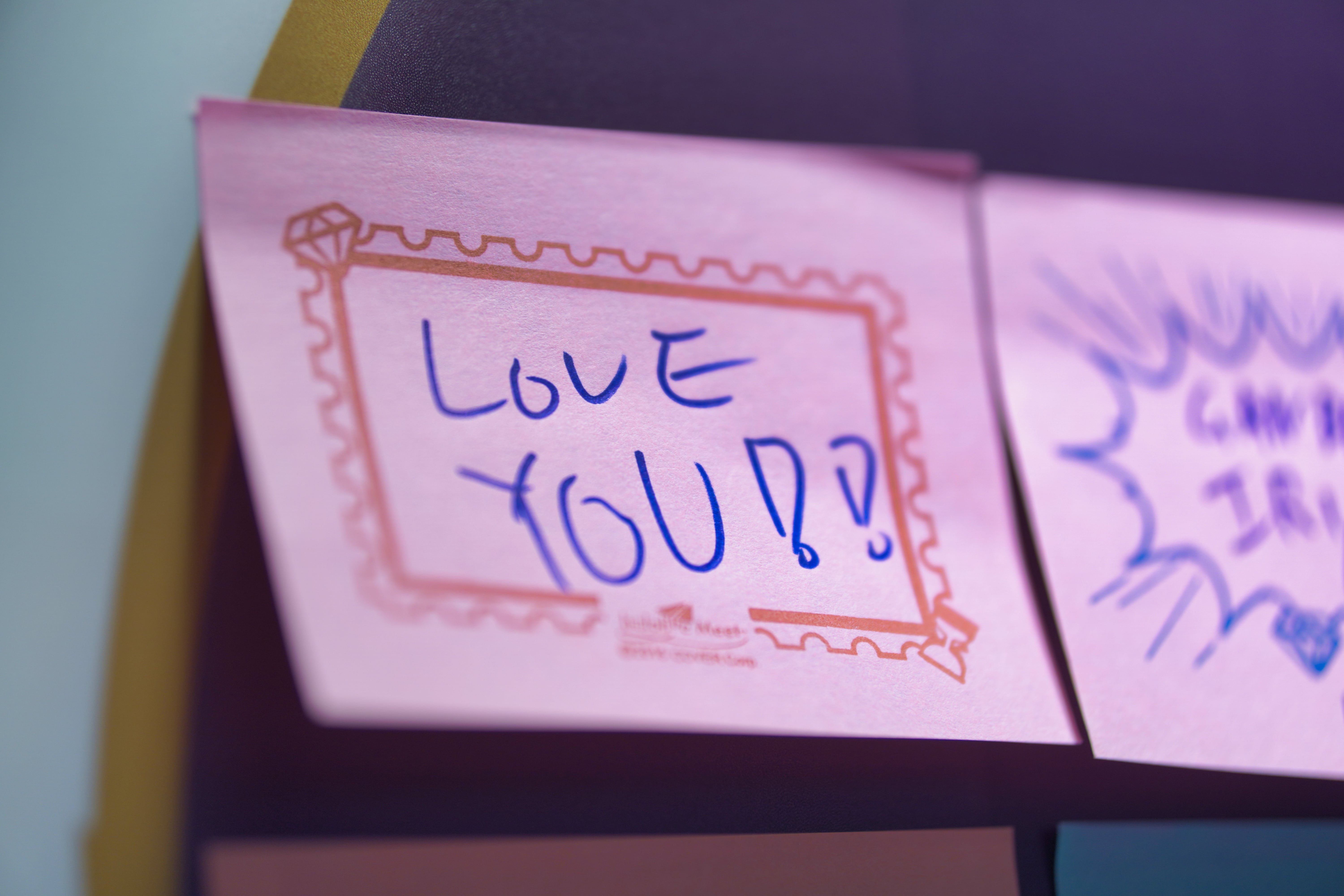 Note with "love you!!" written on it
