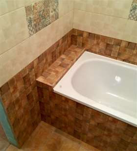 В одном стиле можно сделать не только полку, но и нишу для ванной