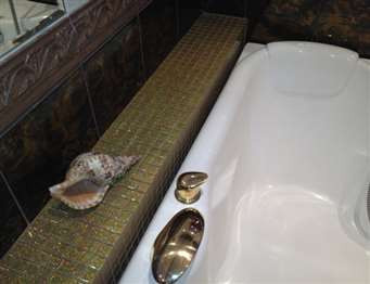 Преимущества полки между ванной и стеной