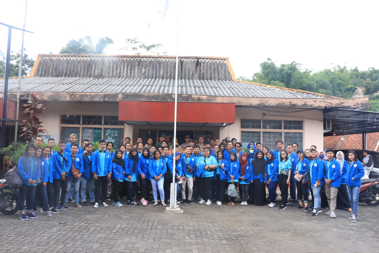 Peserta KKN UMBY berfoto bersama.