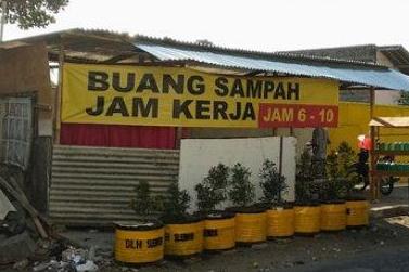 Pengaturan buang sampah.