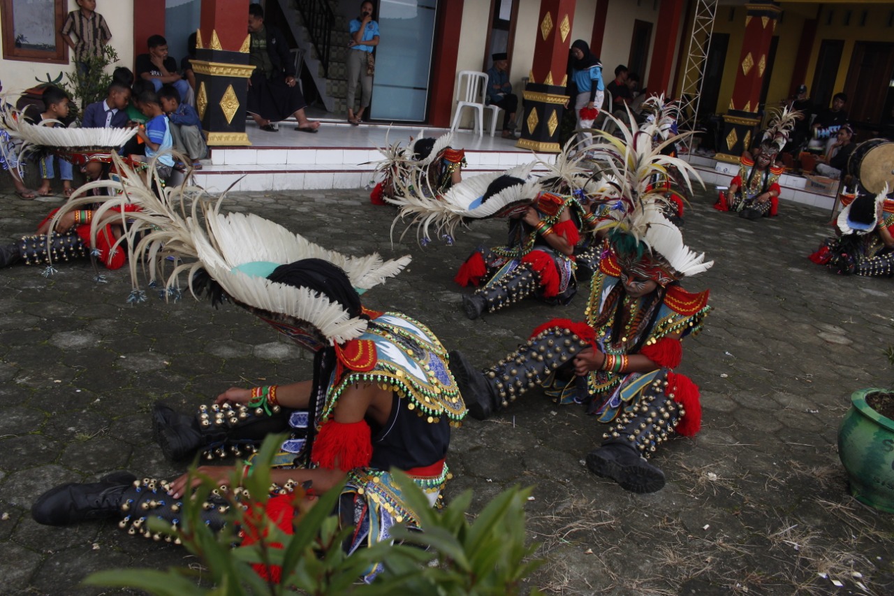 Pementasan tari topeng ireng