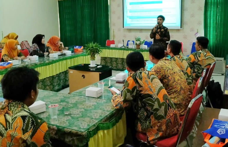 Dosen BK UMBY saat menjadi pembicara dalam pertemuan MGBK Se Rembang.