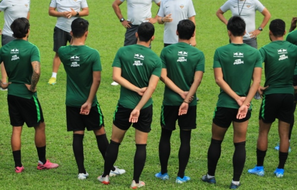 Pemain Timnas saat mendapatkan pengarahan dari pelatih.