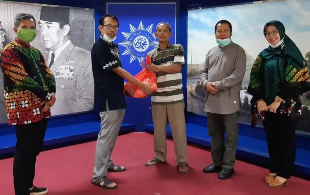 Penyerahan paket sembako oleh