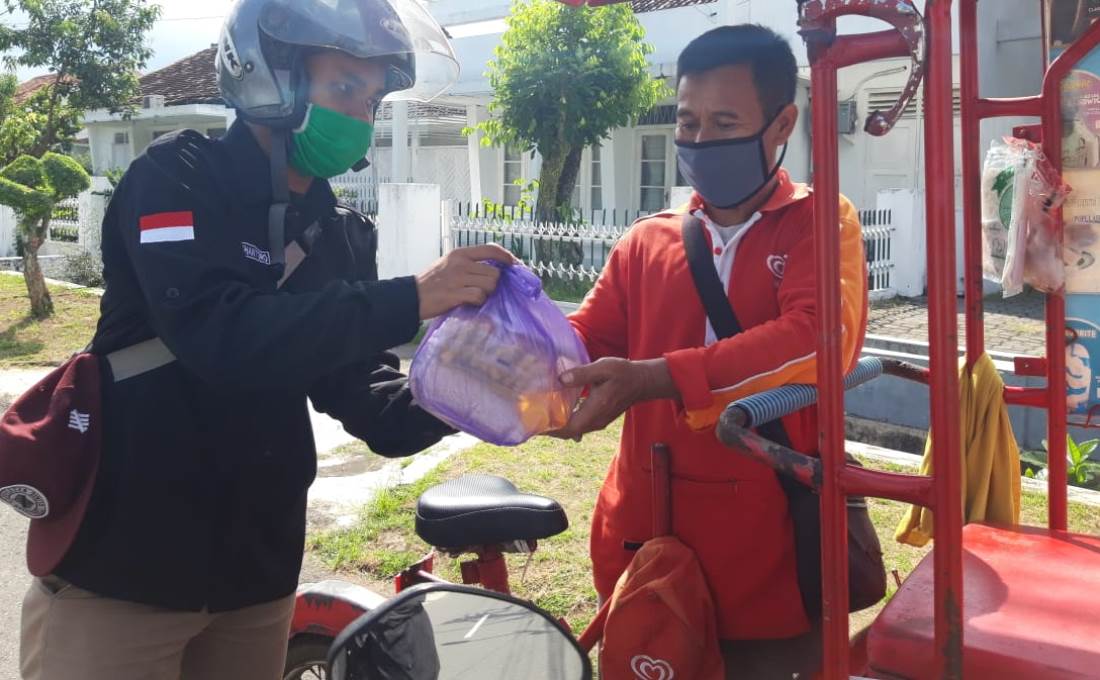 Mahasiswa UMBY saat aksi sosial.