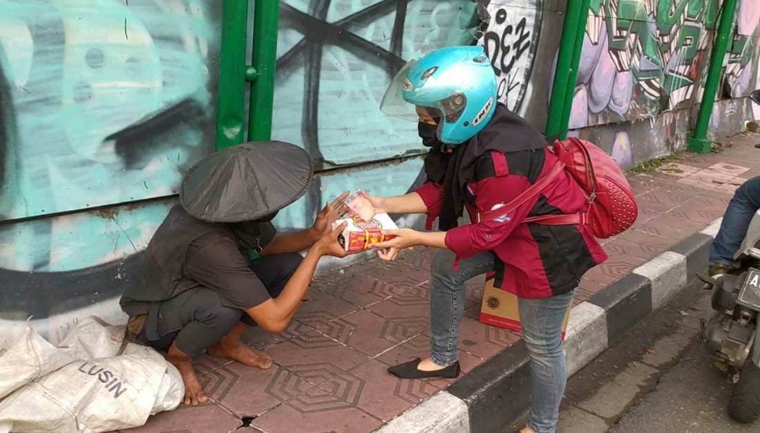 Salah satu mahasiswa UMBY saat aksi Ramadan Berbagi.