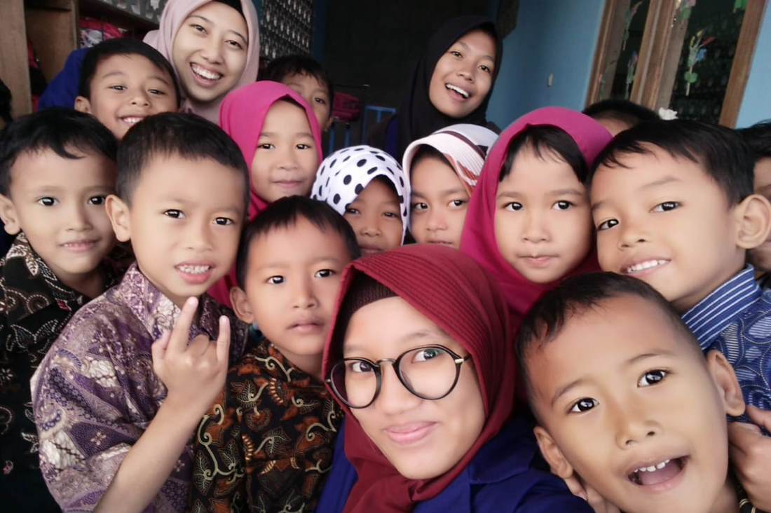 Mahasiswa UNY bersama anak-anak pecinta game online yang ditelitinya.