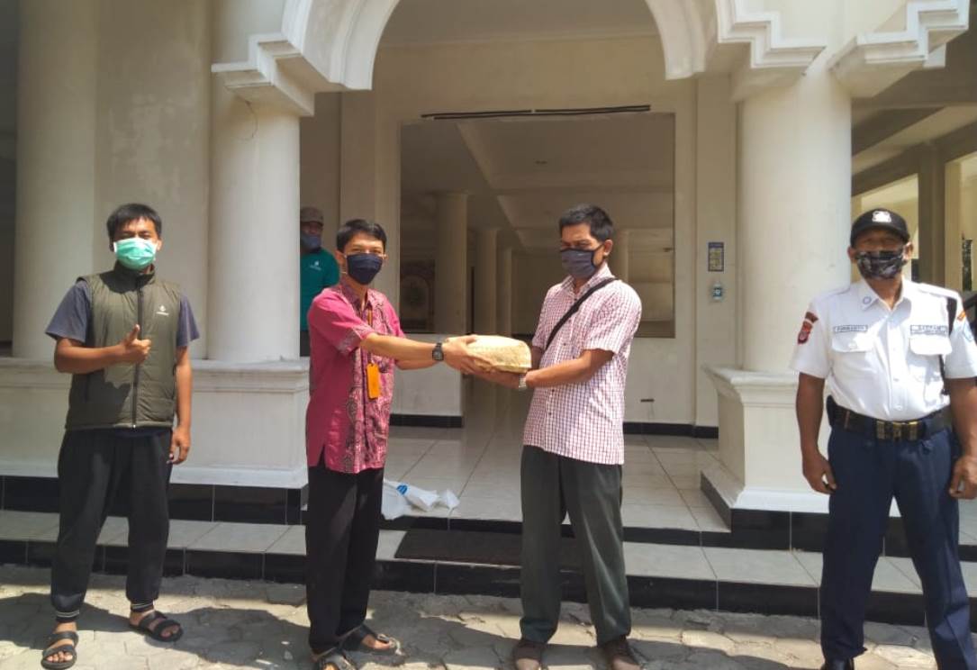 Penyerahan daging kurban di UMBY