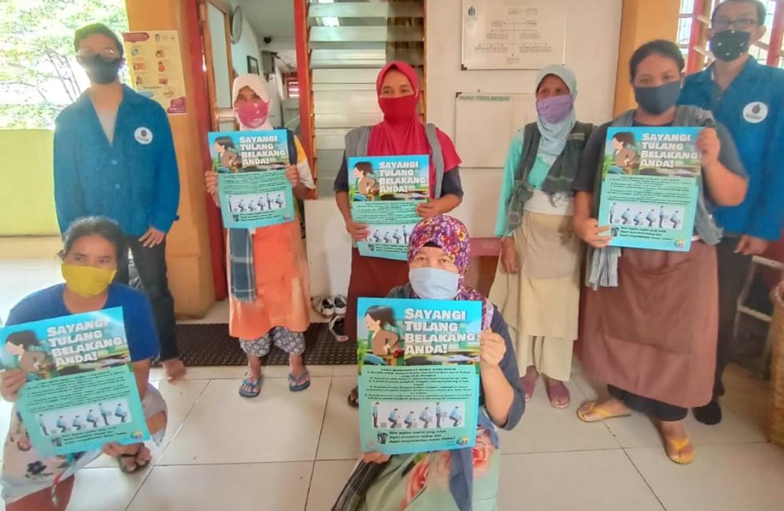 Sejumlah buruh gendong bersama mahasiswa UMBY peserta KKN