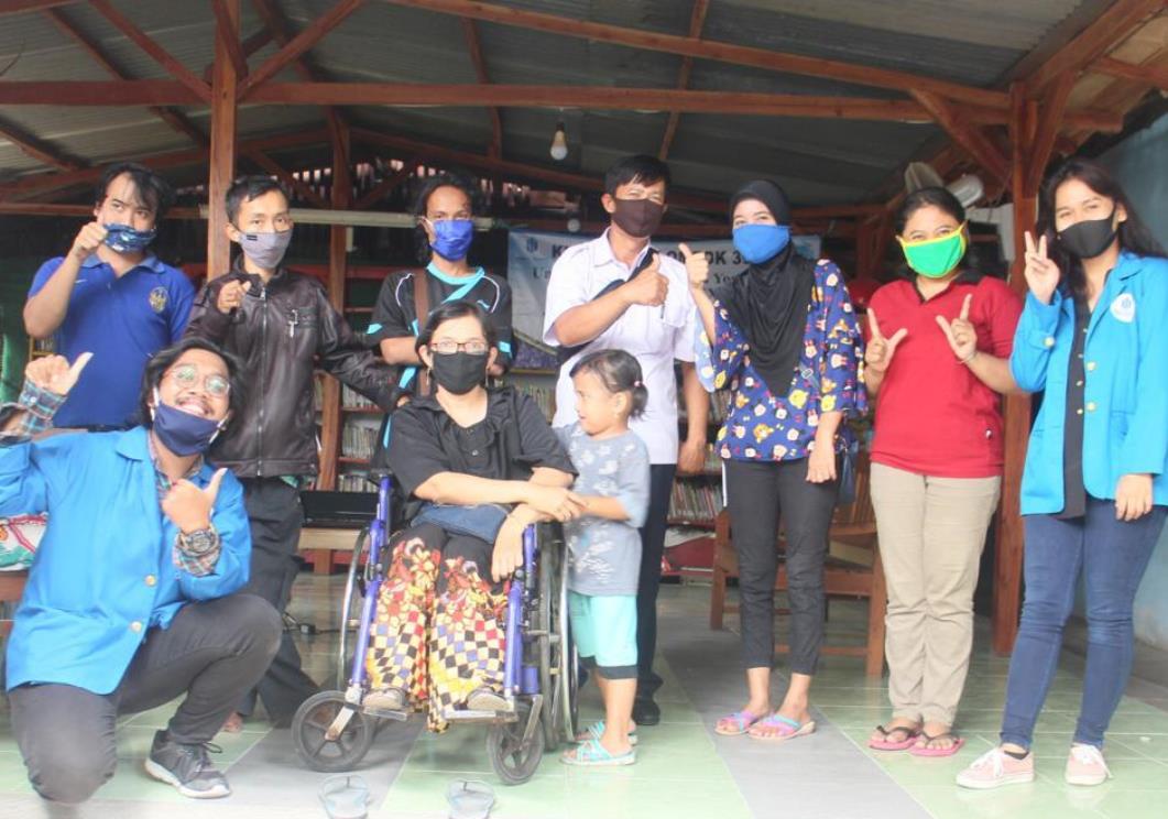 Berfoto bersama usai acara