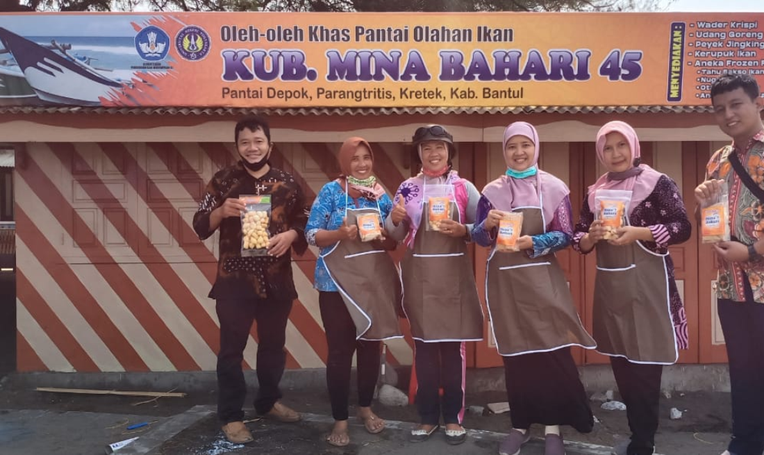 Tim UNY menunjukkan produk unggulan Pantai Bantul