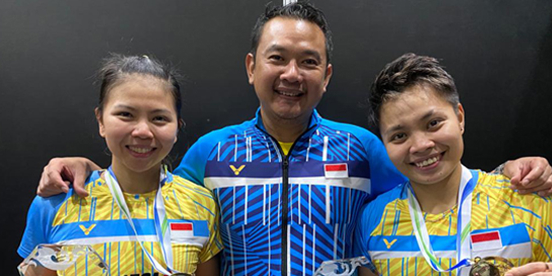 Greysia Polii/Apriyani Rahayu diapit pelatih