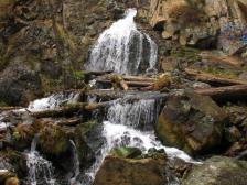 Гармонией и красотой падающих водных потоков привлекает туристов камышлинский водопад. Sib Gid Kamyshlinskij Vodopad Respublika Altaj