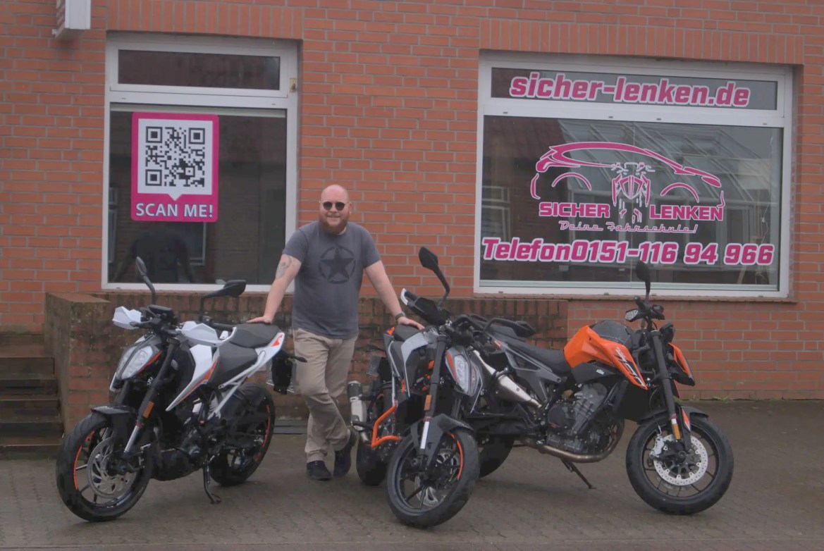 Fahrlehrer mit Motorrädern