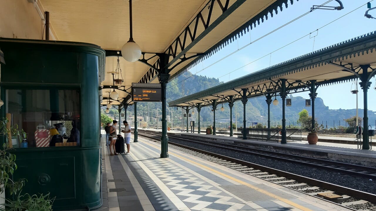 タオルミーナ・ジャルディーニ駅