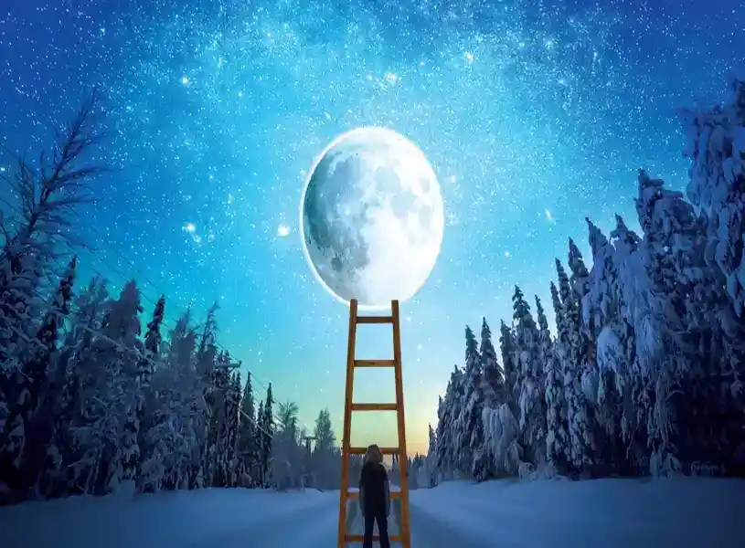 Seseorang menaiki tangga menuju bulan purnama di langit malam berbintang dengan hutan bersalju.