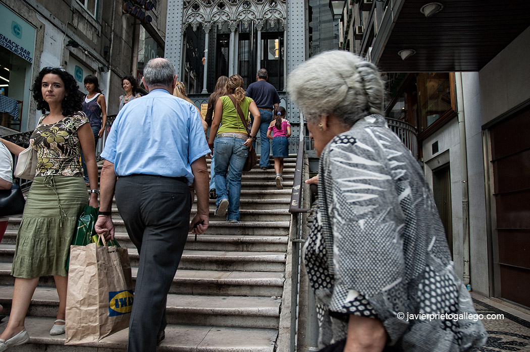 Escaleras de acceso al elevador de Santa Justa. Lisboa. Portugal, 2005 © Javier Prieto Gallego;