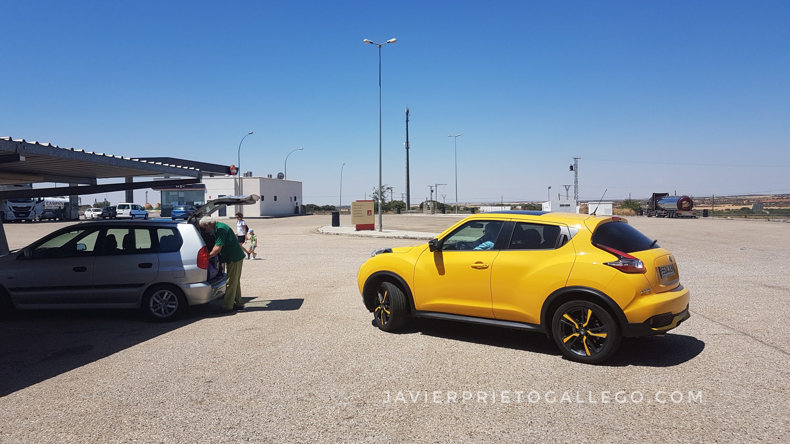 Estación de servicio junto a la autovía A-3. España. © Javier Prieto Gallego