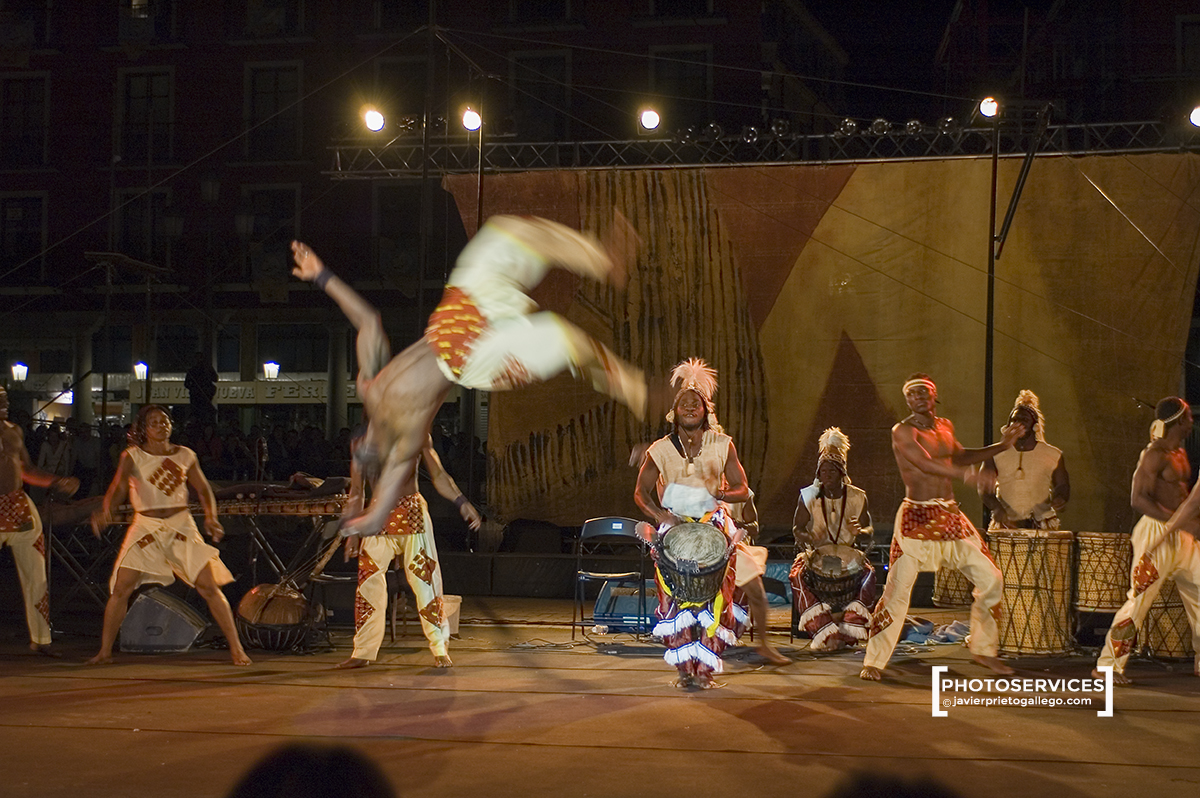 Espectáculo celebrado en la plaza Mayor de Valladolid. Circo Baobad. Guinea Ecuatorial. Espectáculo "Los Tambores Saltadores". 7º Festival Internacional de Teatro de Calle. Valladolid. Mayo 2006. España.
