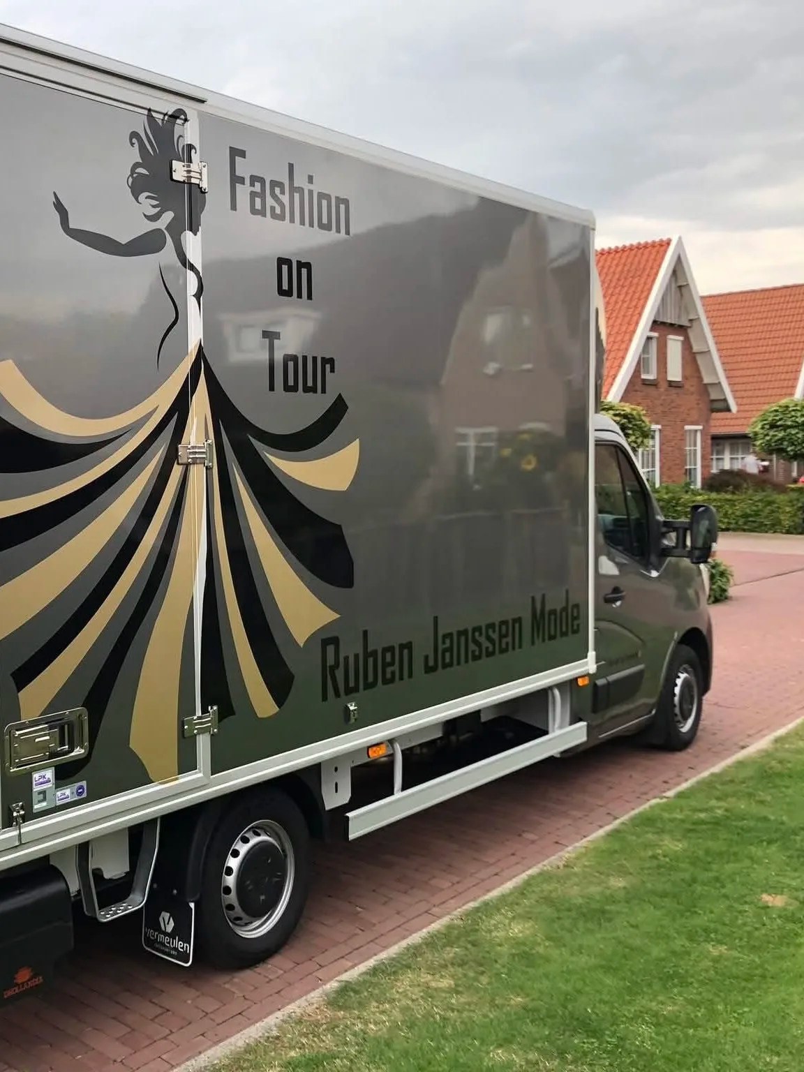 voertuigbelettering, bedrijfsreclame, bedrijfsbus reclame, bedrijfsauto reclame, bedrijfsbus wrappen, reclame op voertuig, reclame op auto, autoreclame, signklus, twente