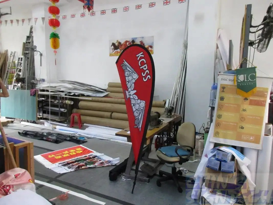 Left view Teardrop banner