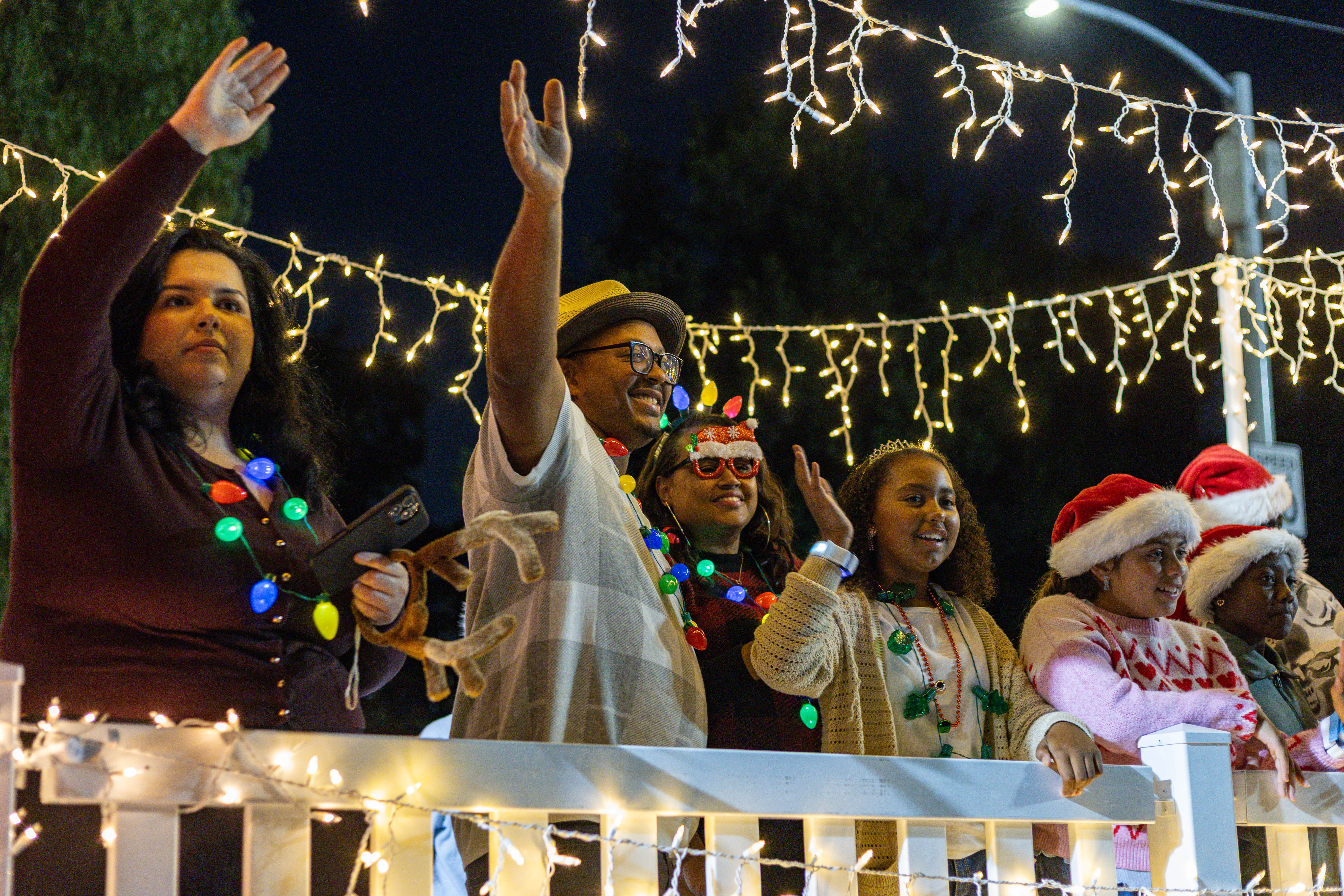 麻美まり 『P-PARAde』 71st Annual Daisy Lane Parade brings the Christmas spirit with