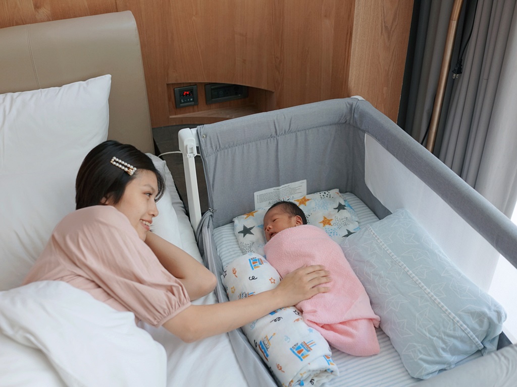 育兒│超美又實用的 Shnuggle Air 成長型床邊嬰兒床。陪伴孩子的甜夢時光*
