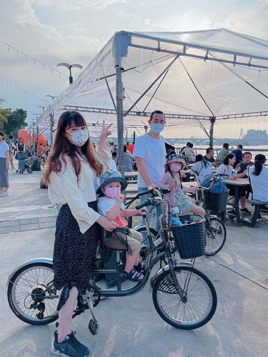 一家四口騎親子腳踏車成功！大稻埕碼頭貨櫃市集
