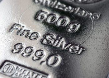 Silver price extends advance on weaker dollar and trade war worries
