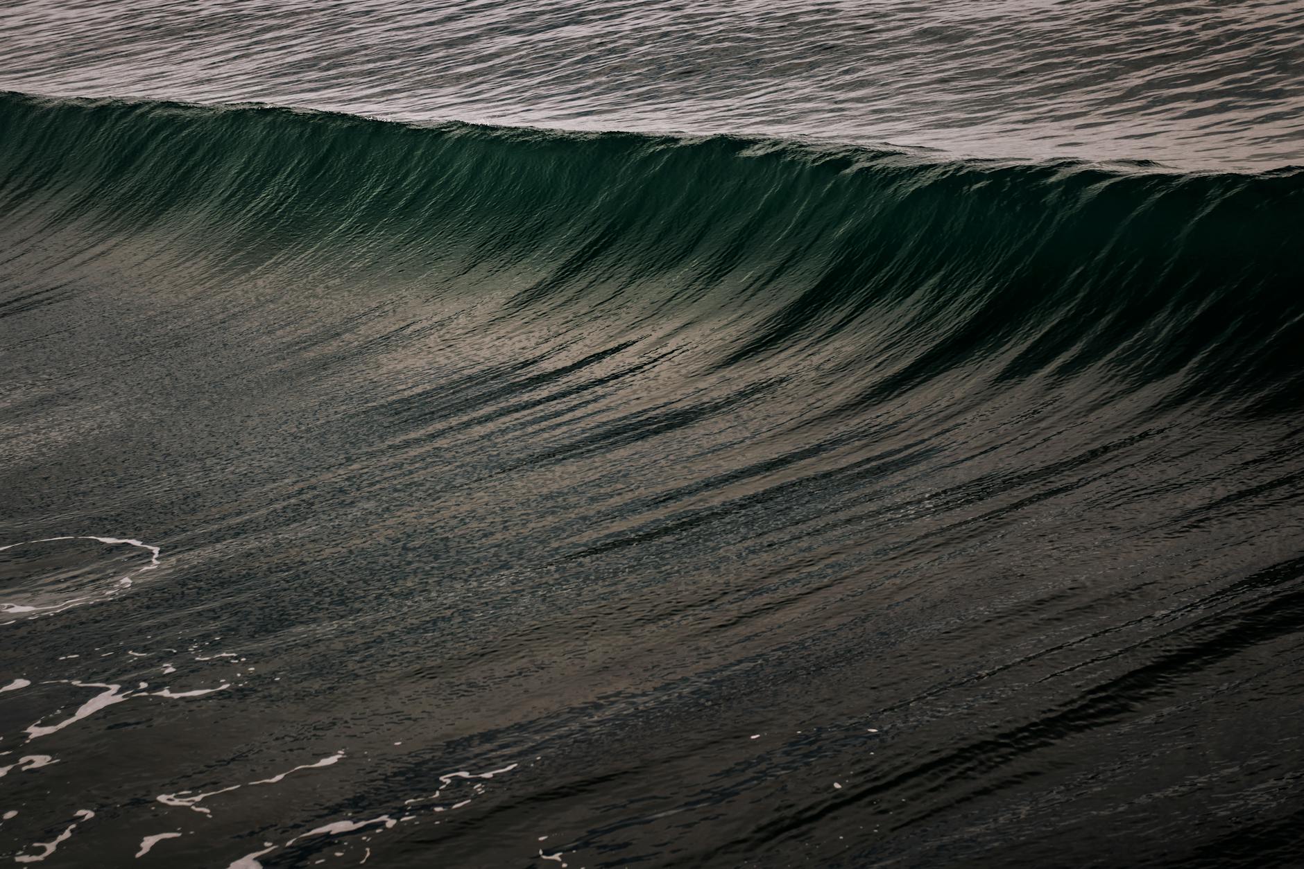sea waves on focus photography