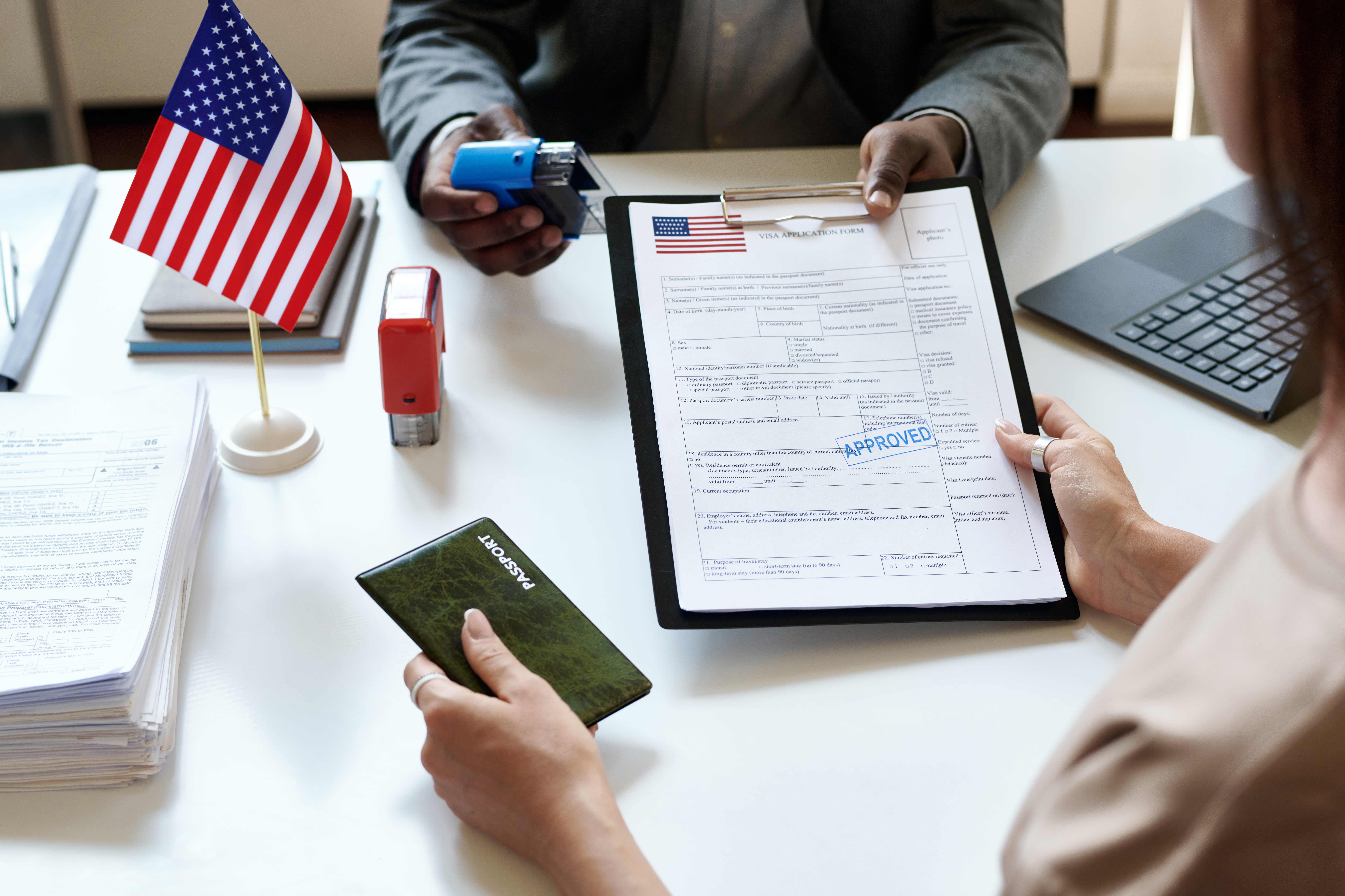 Une Canadienne reçoit ses documents d'immigration américains