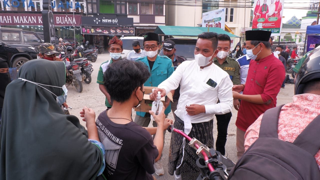 Peduli COVID-19 Bupati H Zukri Pimpin Pembagian Ribuan Perlengkapan Prokes  | Simak Kepri