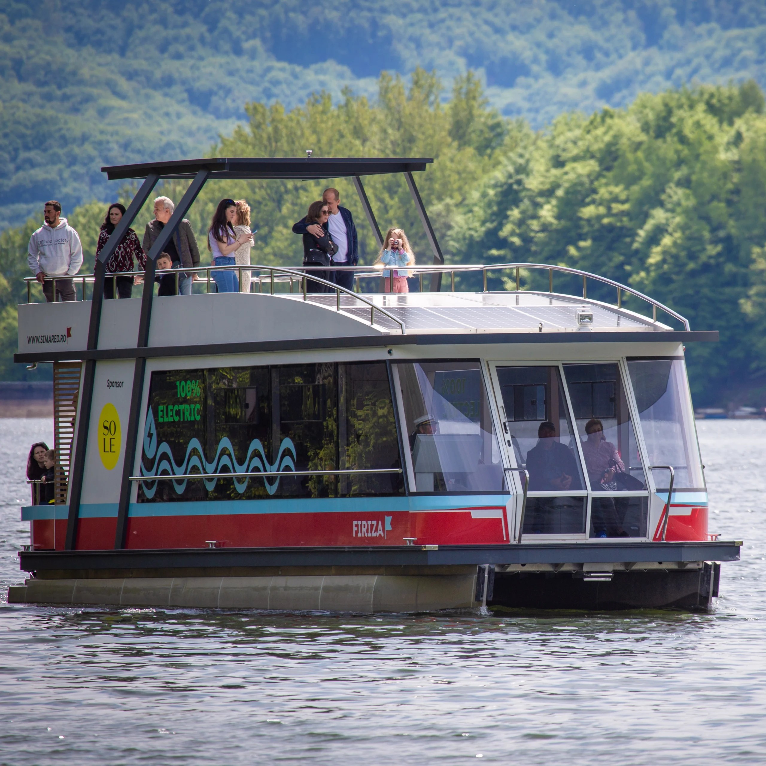 Plimbare cu vaporașul electric pe Lacul Firiza