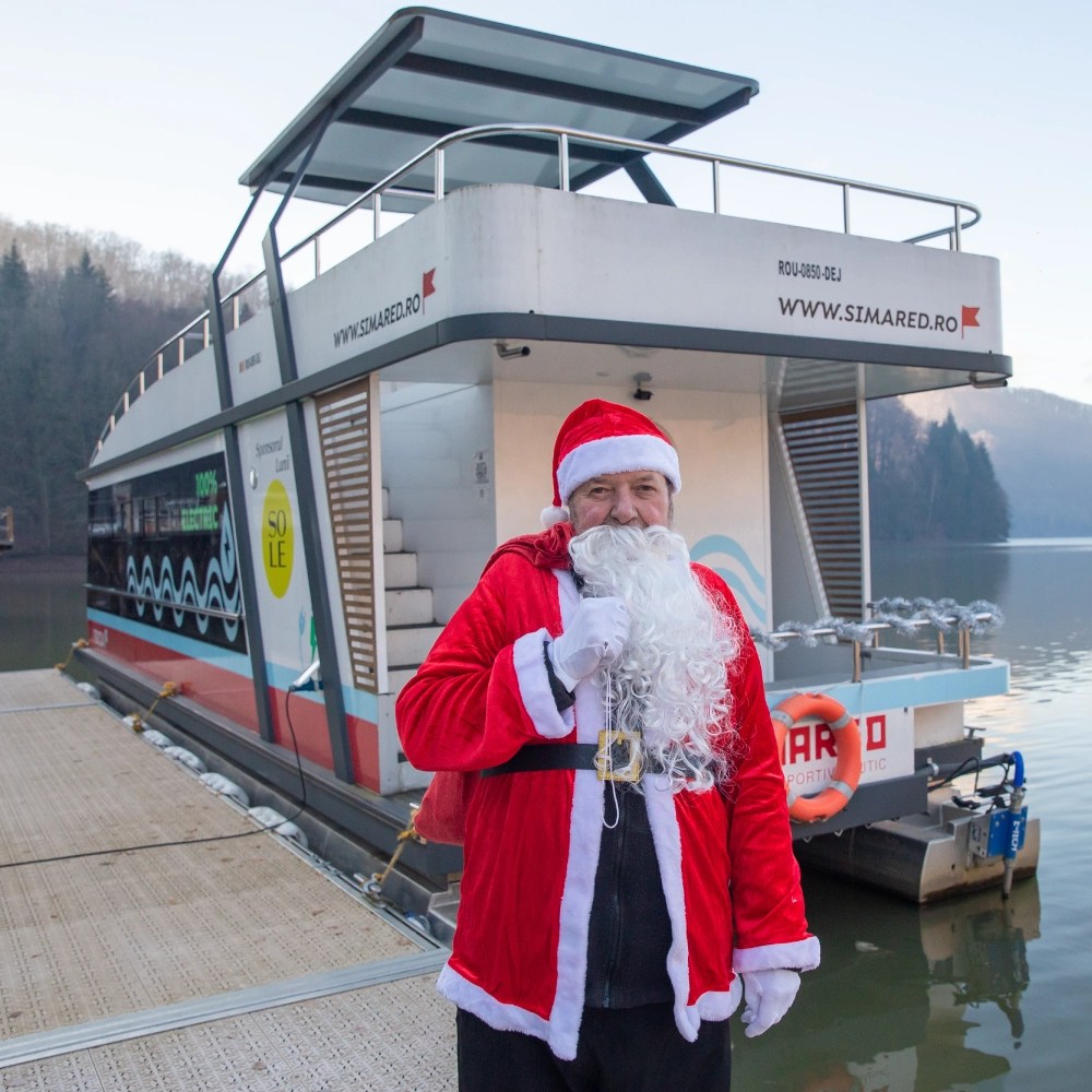 Vaporașul lui Moș Crăciun circulă pe lacul Firiza