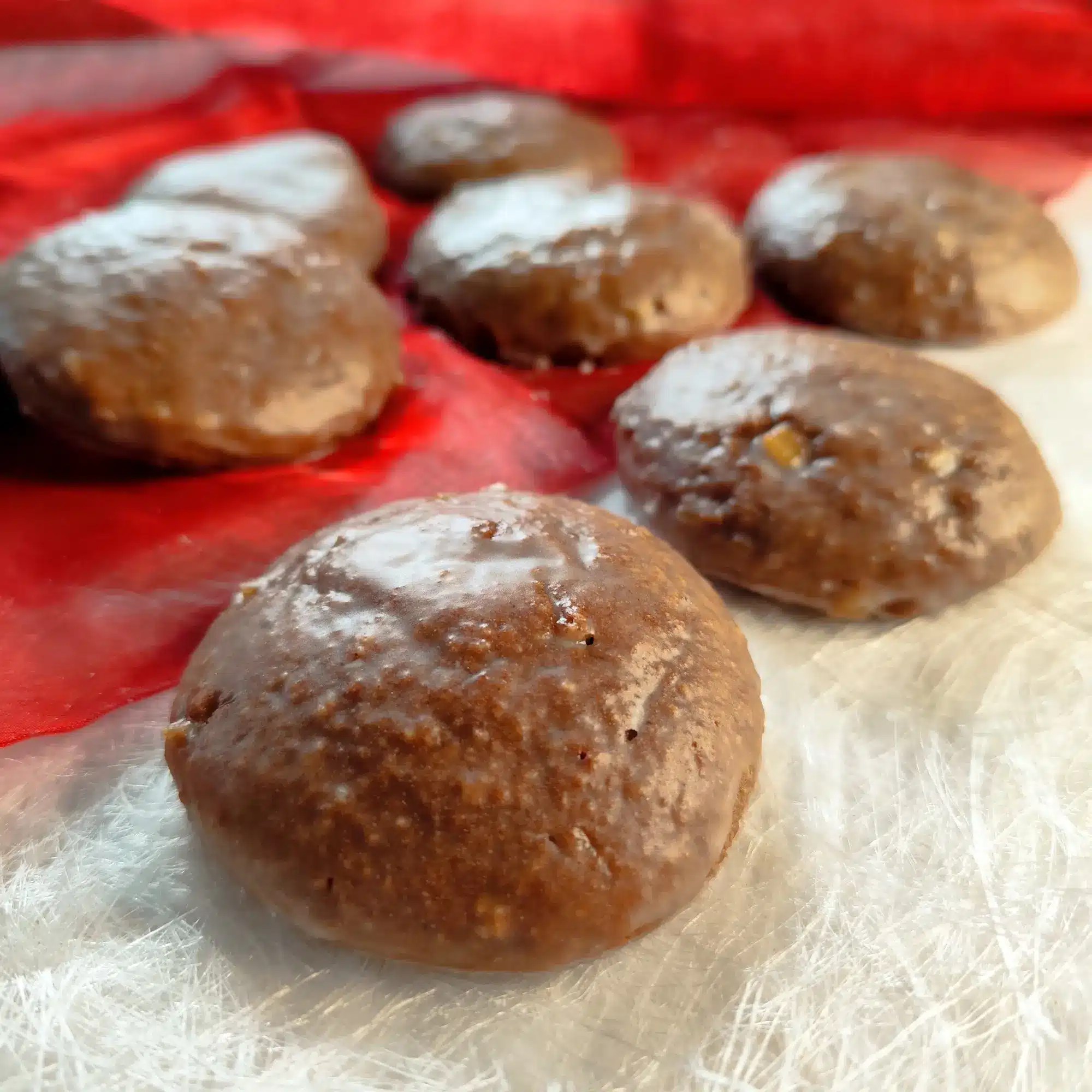Frisch gebackene weiche Lebkuchen auf Oblaten, mit leichtem Zuckerguss