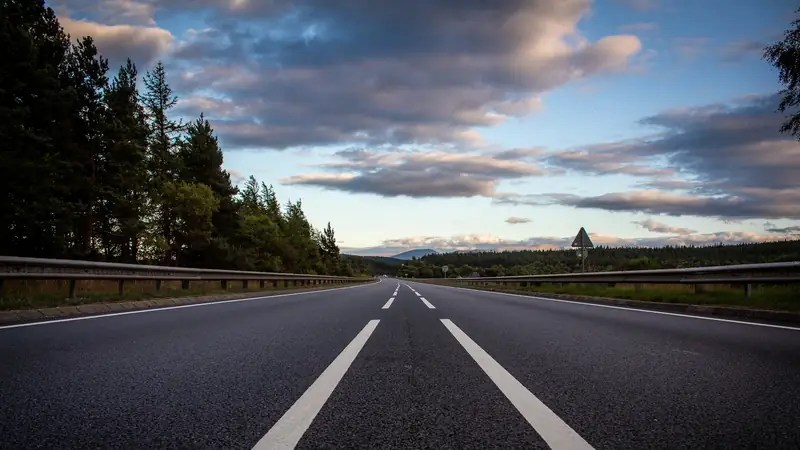 Empty dual carriageway at dusk on a long distance removals route, Simple Removals & Logistics UK-wide moves