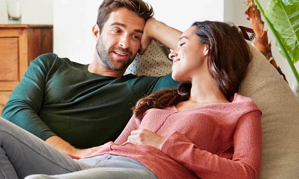 couple disagreeing calmly while maintaining emotional respect
